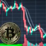 moneda de bitcoin, gráfico de precio recuperándose tras caída con luz verde