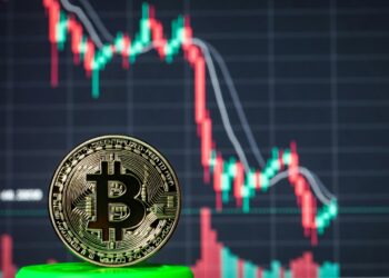 moneda de bitcoin, gráfico de precio recuperándose tras caída con luz verde