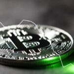 moneda de bitcoin, gráfico en caída y luz verde al final