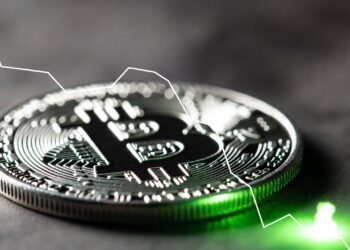moneda de bitcoin, gráfico en caída y luz verde al final