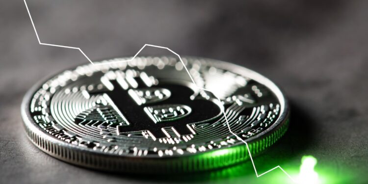 moneda de bitcoin, gráfico en caída y luz verde al final