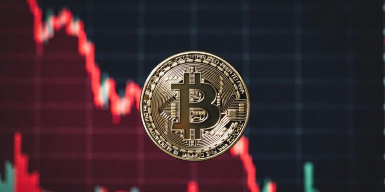 moneda de bitcoin y gráfico de precio en caída rojo.