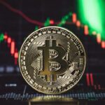 moneda de bitcoin, gráfico de precio rojo en caída y luz verde iluminando
