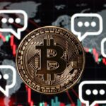 moneda de bitcoin y detrás iconos de dialogo en el mundo y gráficos de precios en caída con luz roja