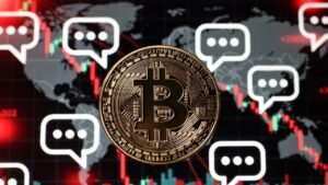 moneda de bitcoin y detrás iconos de dialogo en el mundo y gráficos de precios en caída con luz roja