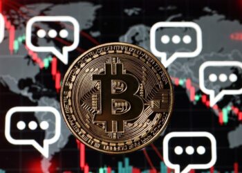 moneda de bitcoin y detrás iconos de dialogo en el mundo y gráficos de precios en caída con luz roja