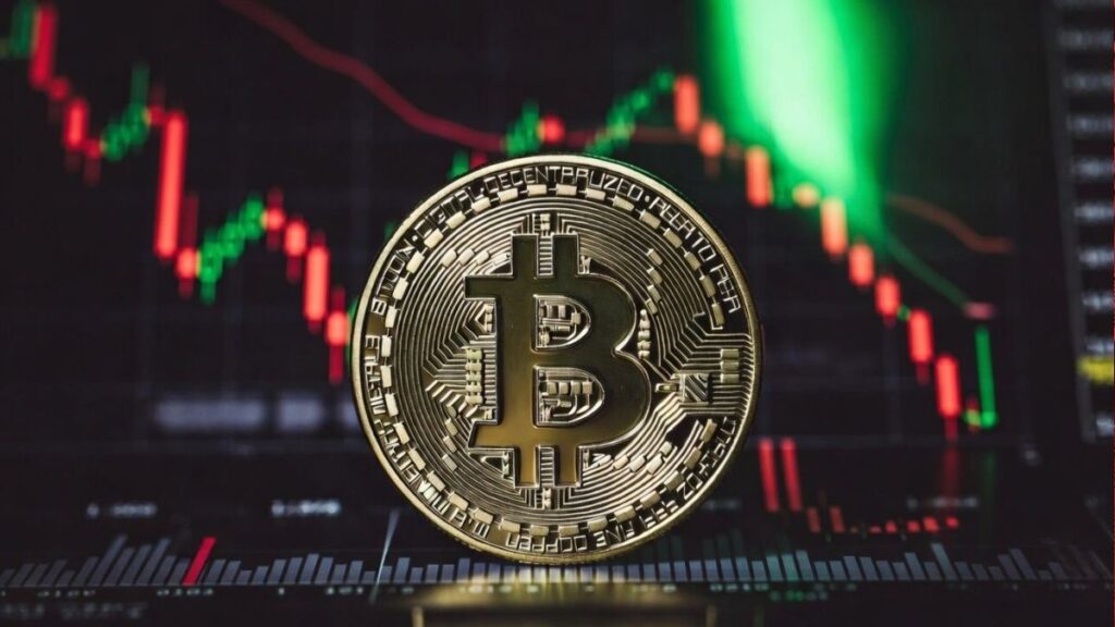 Moneda de bitcoin, gráfico de precio rojo en caída y luz verde iluminando.