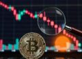 moneda de bitcoin, gráfico de precio en caída con alta volatilidad y lupa de analista