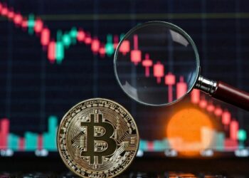 moneda de bitcoin, gráfico de precio en caída con alta volatilidad y lupa de analista