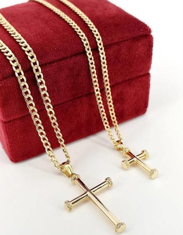 Collar cadena de oro con colgante cruz clásica en caja de terciopelo rojo.