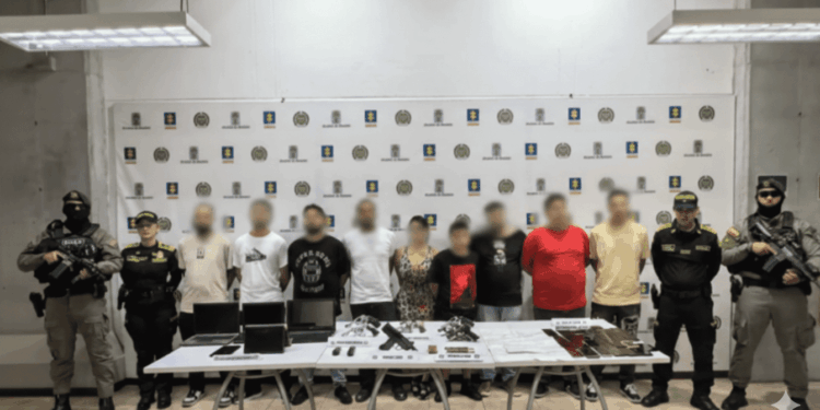 9 personas capturadas en Colombia por sicariato junto a agentes de fuerzas especiales.