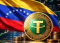 Moneda física de USDT con la bandera de Venezuela y gráficas mixtas en el fondo.