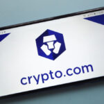 Telรฉfono inteligente que refleja el logo de Crypto.com.