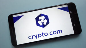 Telรฉfono inteligente que refleja el logo de Crypto.com.
