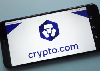 Teléfono inteligente que refleja el logo de Crypto.com.
