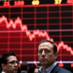 Personas de Wall Street bajistas sobre el dรณlar con grรกficos rojos