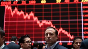 Personas de Wall Street bajistas sobre el dรณlar con grรกficos rojos