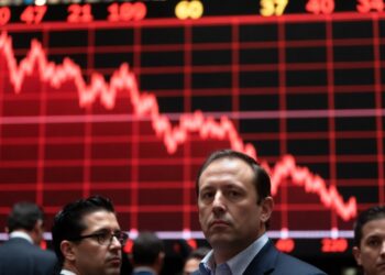 Personas de Wall Street bajistas sobre el dólar con gráficos rojos