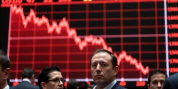 Personas de Wall Street bajistas sobre el dólar con gráficos rojos