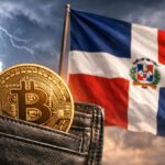 Moneda física de bitcoin dorada en una cartera y la bandera de República Dominicana y un rayo en el fondo.