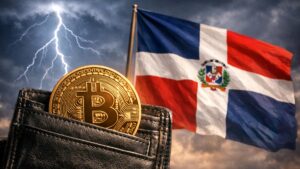 Moneda física de bitcoin dorada en una cartera y la bandera de República Dominicana y un rayo en el fondo.