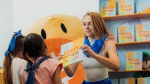 Fotografรญa de colaboradores de The Little HODLer en una escuela.