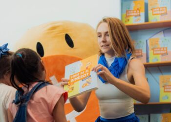Fotografía de colaboradores de The Little HODLer en una escuela.