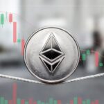 moneda de ETH tambaleandose sobre una cuerda floja y gráficos de precio en caída atrás