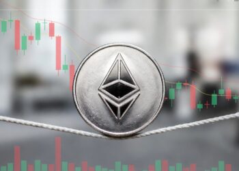 moneda de ETH tambaleandose sobre una cuerda floja y gráficos de precio en caída atrás