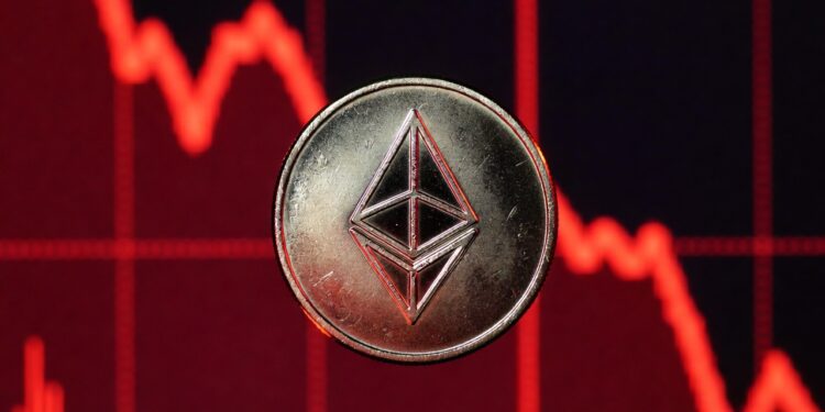 Moneda de Ethereum y grรกfico de precio en caรญda rojo.