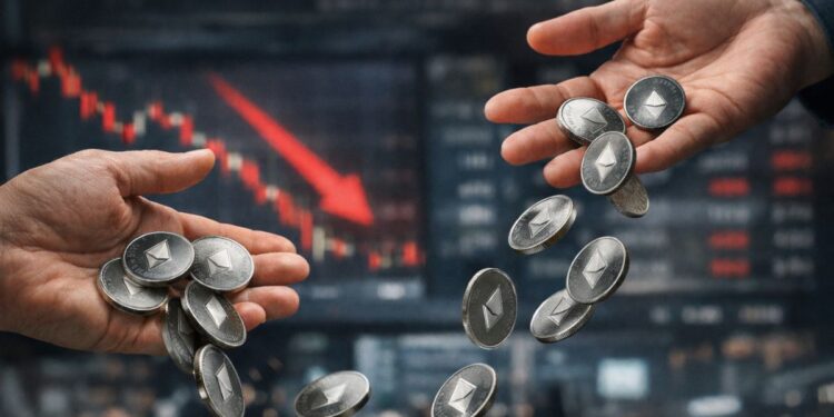 Manos dejando caer monedas físicas de Ethereum frente a una pantalla bursátil con gráfico rojo en caída.