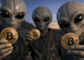 Extraterrestres sosteniendo monedas físicas de bitcoin en sus manos.
