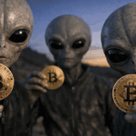 Extraterrestres sosteniendo monedas físicas de bitcoin en sus manos.