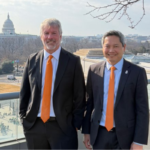 Los ejecutivos sostienen que la adopción no depende de entender la tecnología, sino de hacerla accesible y regulada. En la foto, Michael Saylor junto a Phong Le, CEO de Strategy. Fuente: X