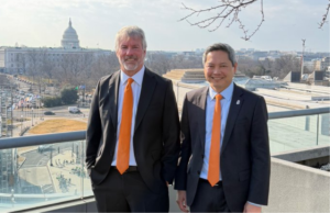 Los ejecutivos sostienen que la adopción no depende de entender la tecnología, sino de hacerla accesible y regulada. En la foto, Michael Saylor junto a Phong Le, CEO de Strategy. Fuente: X
