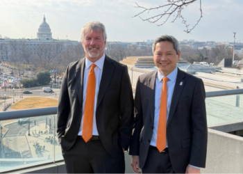 Los ejecutivos sostienen que la adopción no depende de entender la tecnología, sino de hacerla accesible y regulada. En la foto, Michael Saylor junto a Phong Le, CEO de Strategy. Fuente: X