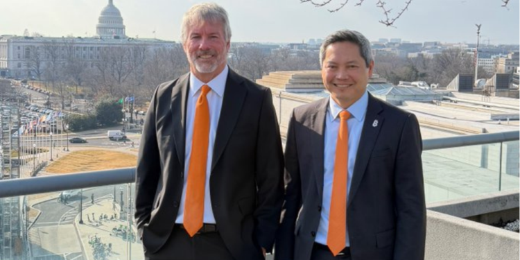 Los ejecutivos sostienen que la adopción no depende de entender la tecnología, sino de hacerla accesible y regulada. En la foto, Michael Saylor junto a Phong Le, CEO de Strategy. Fuente: X