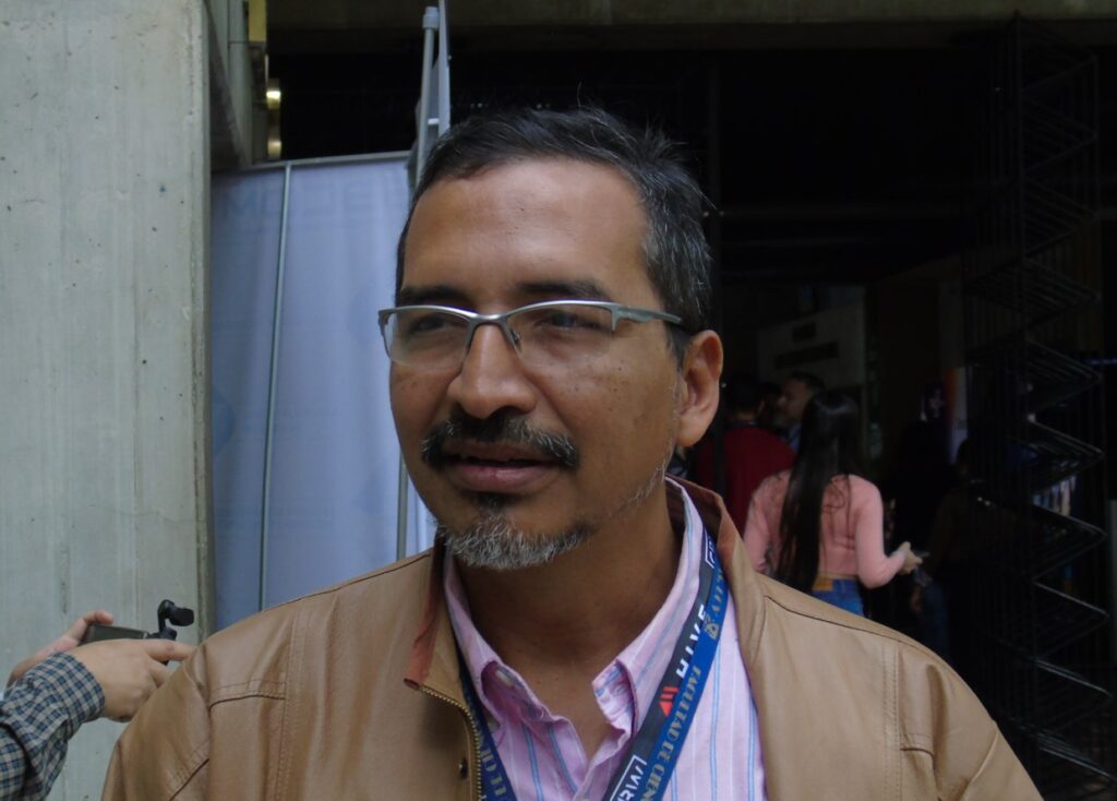 Fotografía del profesor universitario Robinson Rivas en un evento en Caracas en 2023.