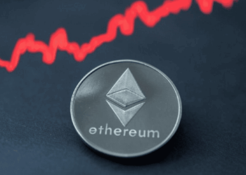 Una línea roja encima de una moneda con el logo de Ethereum.