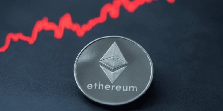 Una línea roja encima de una moneda con el logo de Ethereum.