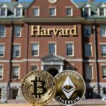 Edificio principal de Harvard y monedas de bitcoin y Ethereum.