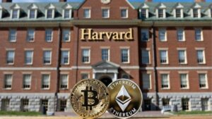 Edificio principal de Harvard y monedas de bitcoin y Ethereum.