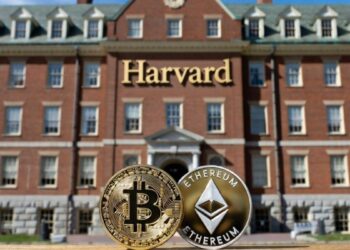 Edificio principal de Harvard y monedas de bitcoin y Ethereum.
