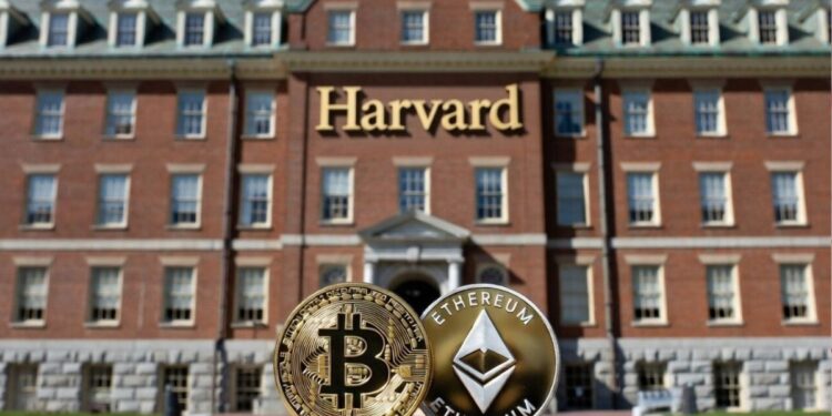Edificio principal de Harvard y monedas de bitcoin y Ethereum.