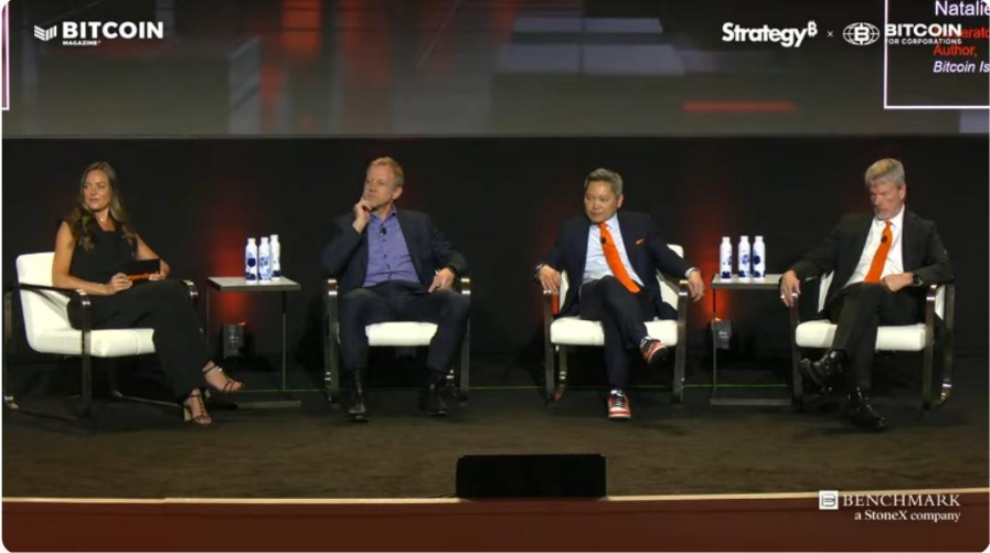 de izquierda a derecha: la presentadora y entrevistadora del evento, luego James Lavish, Phong Le y Michael Saylor durante el evento Bitcoin for corporations.