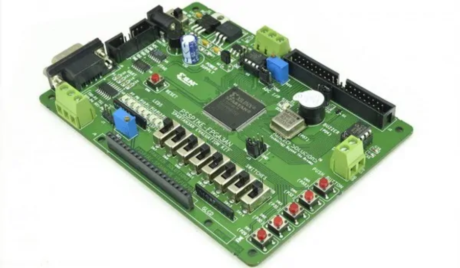 Placa electrónica verde con un chip FPGA central, múltiples conectores de entrada y salida, interruptores, botones y componentes electrónicos soldados, diseñada para ser programada y ejecutar tareas específicas como algoritmos de minería.