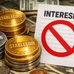 Monedas que tienen grabadas la palabra "STABLECOIN", con dinero alrededor, y una hoja que dice "INTERESES", pero que tiene el símbolo de prohibido.
