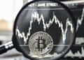 moneda de bitcoin, grรกfico de precio atrรกs con volatilidad, detrรกs la empresa Jane Street y una lupa observando.