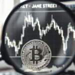 moneda de bitcoin, gráfico de precio atrás con volatilidad, detrás la empresa Jane Street y una lupa observando.
