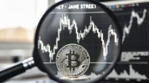 moneda de bitcoin, grรกfico de precio atrรกs con volatilidad, detrรกs la empresa Jane Street y una lupa observando.